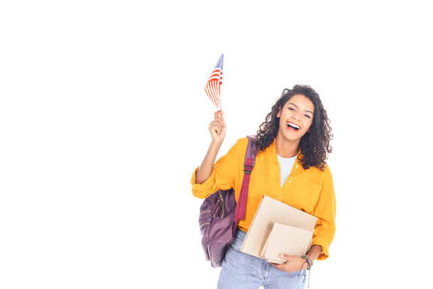 retrato de estudiante afroamericano feliz con bandera americana, mochila y libros aislados en blanco
 - Foto, Imagen