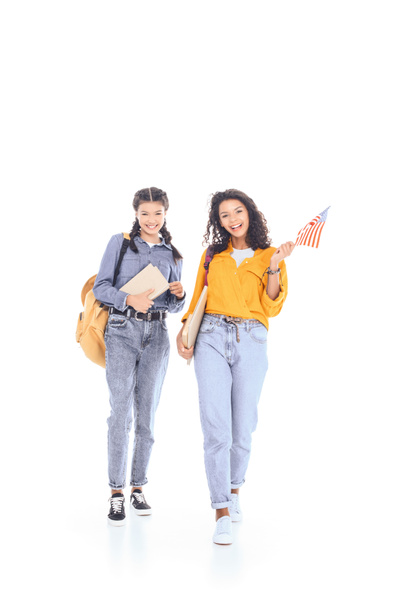 Studenten mit Rucksäcken, Büchern und amerikanischer Flagge auf weißem Grund - Foto, Bild