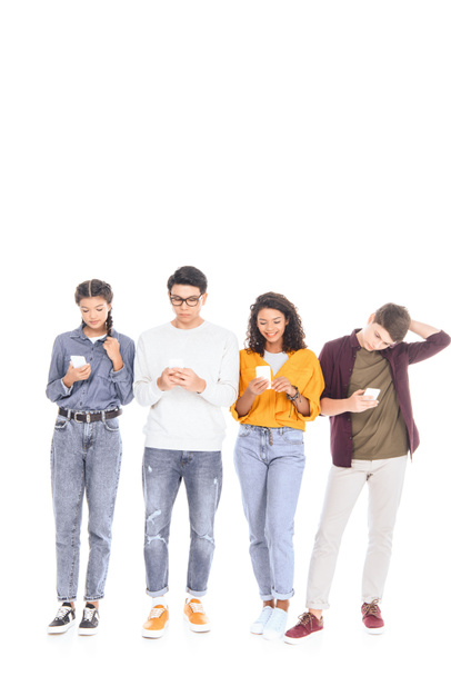 çok kültürlü genç arkadaşlar akıllı telefonlar üzerinde beyaz izole kullanarak - Fotoğraf, Görsel