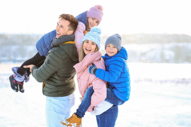 Szczęśliwa rodzina zabawy na świeżym powietrzu na zimowe wieczory - Zdjęcie, obraz