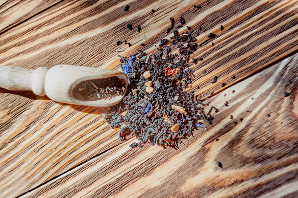 Dry tea in wood spoon - Foto, Imagen