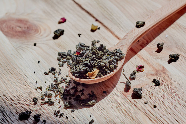 Dry tea in wood spoon - 写真・画像