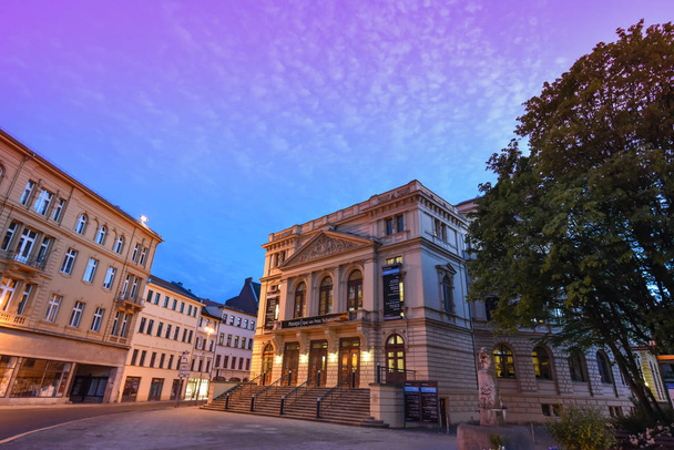 Altenburg Alemania-Mayo 2018: el impresionante teatro frente al cielo azul de verano
 - Foto, imagen