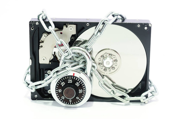 Unidade de disco rígido bloqueado com corrente e cadeado em fundo branco para ransomware e conceito de criptografia de dados
 - Foto, Imagem