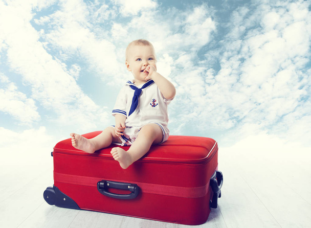 Valigia da viaggio per bambini, Bambino seduto sul bagaglio in viaggio, Ragazzo felice
  - Foto, immagini