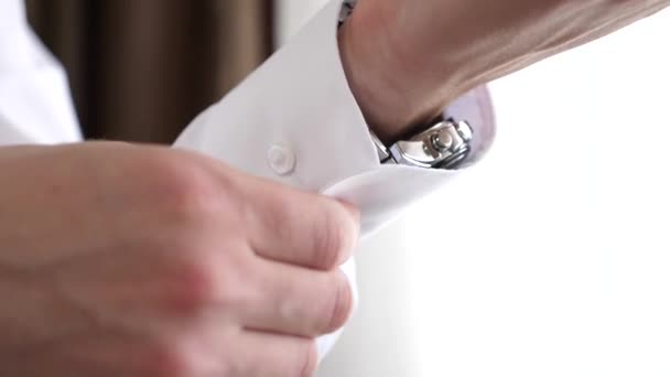 Hombre abotonando un botón en una camisa blanca
. - Metraje, vídeo