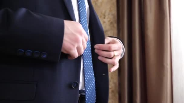 hombre abotonar sus botones en su chaqueta, primer plano
 - Metraje, vídeo