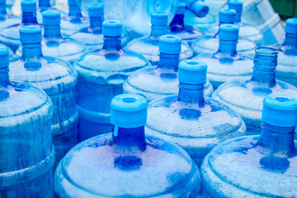 Duży niebieski pitnej wody beczki, butelki, galon, dostaje mokro w deszczu. - Zdjęcie, obraz