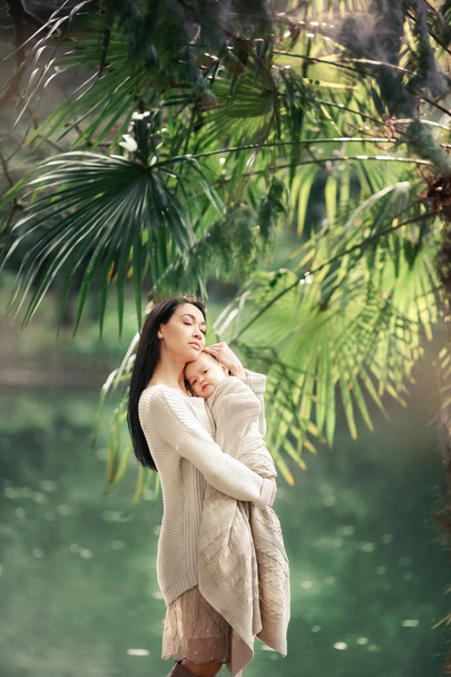 mother and daughter posing near palm tree  - Fotoğraf, Görsel