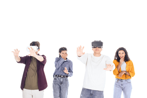 többnemzetiségű tanulócsoport játszó vr fejhallgatók elszigetelt fehér - Fotó, kép