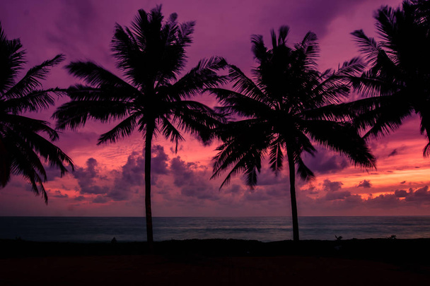 Blick auf den Sonnenuntergang am mai khao Strand in Phuket, Thailand - Foto, Bild