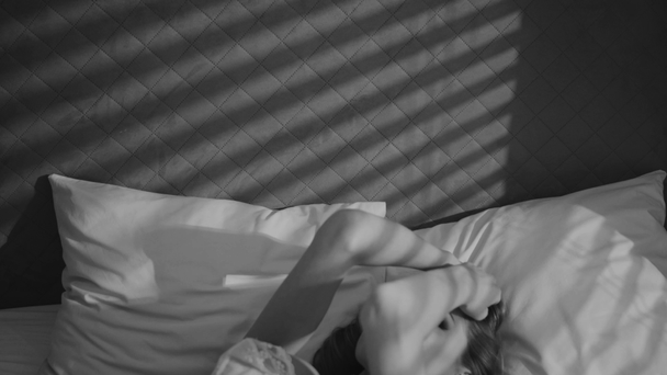 Kobietę w jej mieszkaniu / Sexy kobieta leżąc na łóżku w jej mieszkaniu sobie Bielizna  - Materiał filmowy, wideo