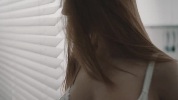 Vrouw in haar appartement / sensuele vrouw dragen van lingerie in haar kamer - Video