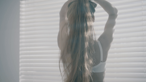 Nő a lakásában / érzéki nő visel fehérneműt szobájában - Felvétel, videó