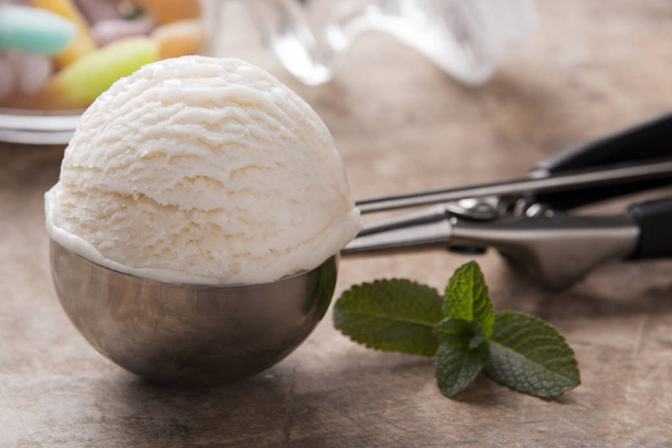 ciotola di gelato bianco alla vaniglia in un cucchiaio
  - Foto, immagini