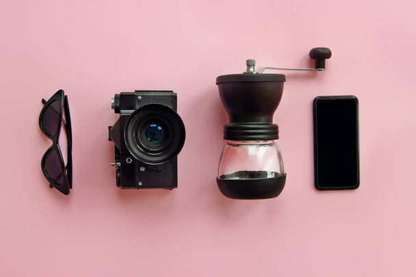 nyári vakáció. Instagram blog. elegáns fekete napszemüveg, smartphone, kávédaráló és fénykép fényképezőgép rózsaszín háttér, lapos feküdt. modern csípő kép. Pink fekete elemek. - Fotó, kép