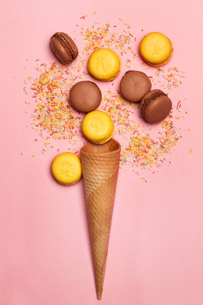 Fagylalt tölcsér és macarons - Fotó, kép