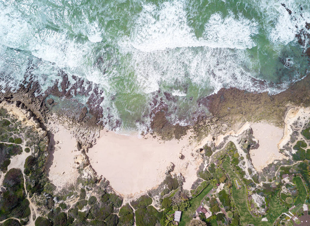 Αεροφωτογραφία του αμμώδη παραλία και τον ωκεανό με καθαρά γαλαζοπράσινα νερά. - Φωτογραφία, εικόνα