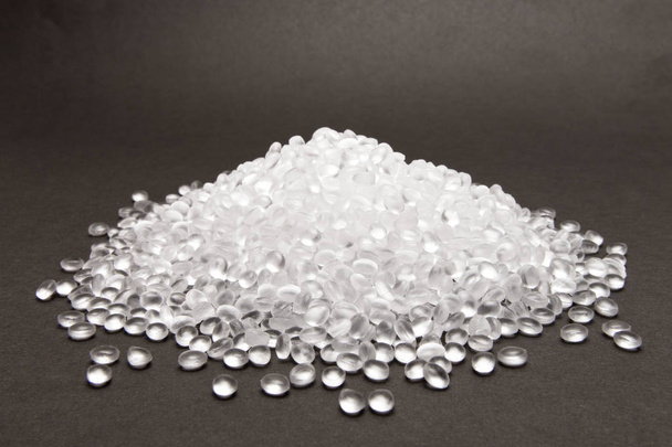 Granulés de polyéthylène transparents sur pastilles de plastique .HDPE foncé
. - Photo, image