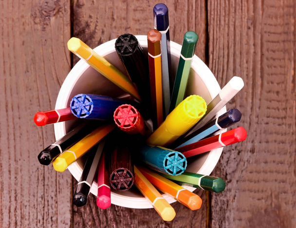 Csendélet, üzleti, oktatási koncepció. Ceruzák, és egy csésze, egy fából készült asztal markerek. Felülnézet, másolás helyet a háttér. - Fotó, kép