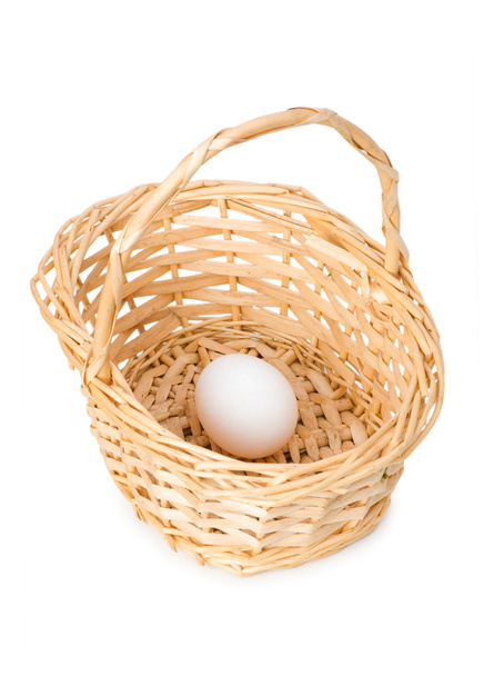 Korb mit einem Ei isoliert - Foto, Bild