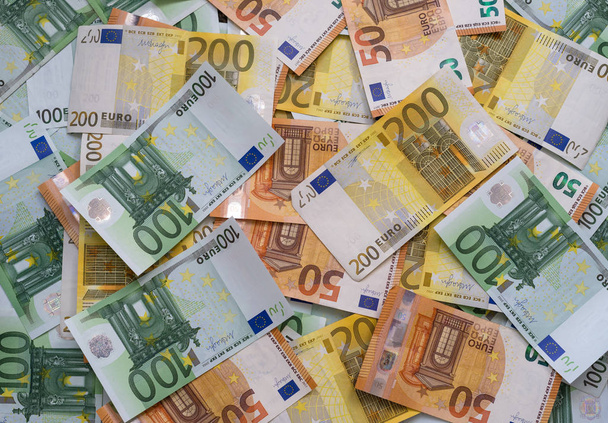 Alemanha, Koblenz abril 2018. Espalhados 200 euros, 100 euros, 50 notas de euro, moeda europeia - fundo
. - Foto, Imagem