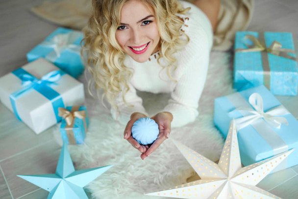   beautiful young blonde woman posing in studio with Christmas decorations  - Foto, Imagem