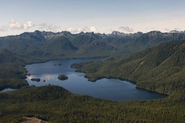 Vue aérienne d'un lac, district régional de Skeena-Queen Charlotte, Haida Gwaii, île Graham, Colombie-Britannique, Canada
 - Photo, image