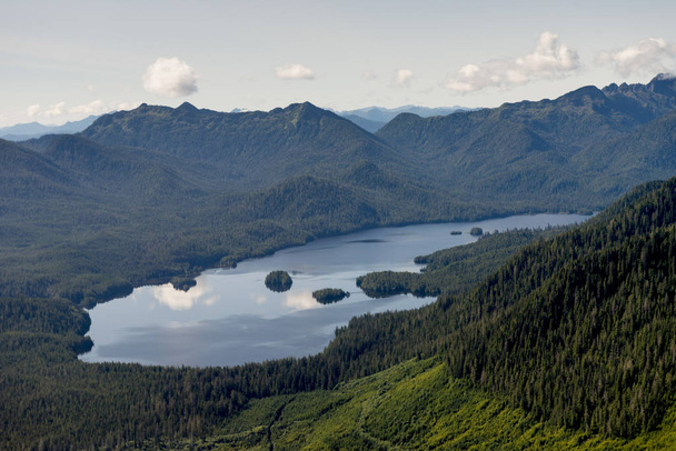 Вид с воздуха на озеро, Региональный округ Скина-Квин-Шарлотт, Хайда-Гвай, остров Грэм, Британская Колумбия, Канада
 - Фото, изображение