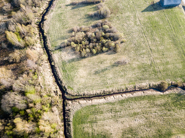 Drone obrazu. Widok z lotu ptaka z obszarów wiejskich z wawy rzeki ion fores - Zdjęcie, obraz