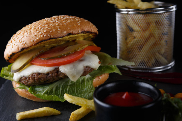 Hamburger s masem a hranolkami - Fotografie, Obrázek