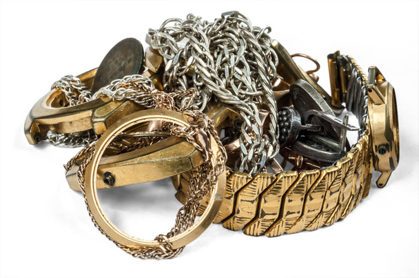 Een afval van edele metalen. Oude en gebroken goud en zilver juwelen, horloges van goud en verguld geïsoleerd op een witte achtergrond. - Foto, afbeelding
