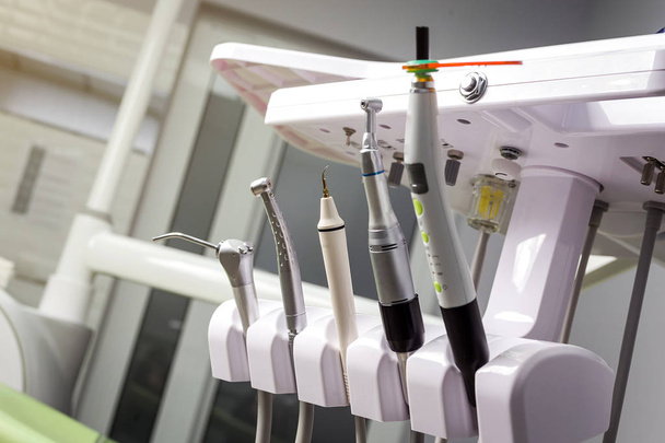 стоматологічний інструмент на білому тлі вид зверху. Стоматологія, протезування зубів - Фото, зображення