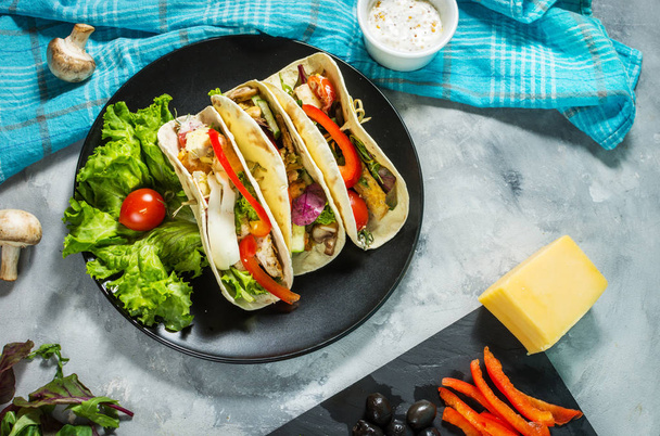 Čerstvé chutné mexické tacos a složek potravin, na konkrétní rustikální pozadí - Fotografie, Obrázek