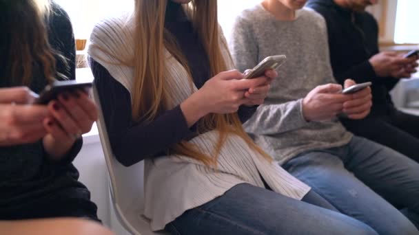 Groep mensen gebruik maken van mobiele telefoons in een café in plaats van met elkaar communiceren - Video