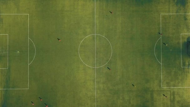 Luchtfoto van voetbalclub beoefenen ten dage op voetbalveld in bovenaanzicht - Video