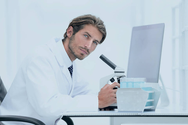 Male Chemist Scientific Reseacher using Microscope in Laboratory - Valokuva, kuva