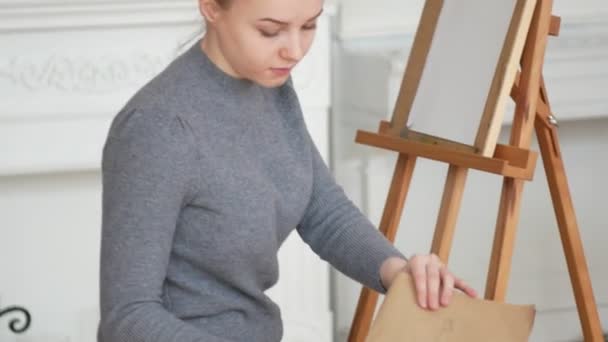 若い女性画家がスタジオを図面でスケッチを描画します - 映像、動画