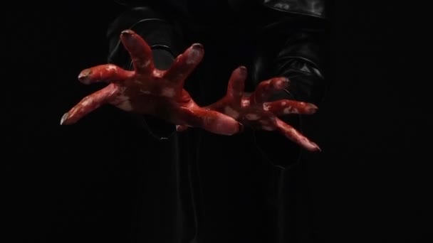 Krwawy horror ręce na czarnym tle - Materiał filmowy, wideo