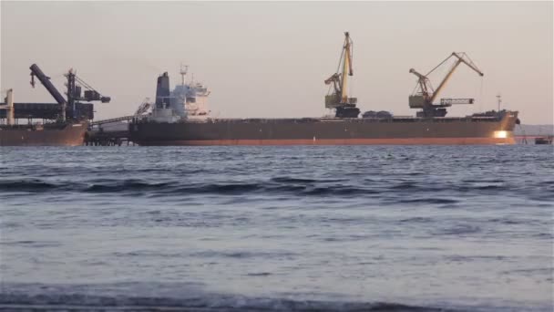 Γερανοί εκφόρτωσης άνθρακα από ένα φορτηγό πλοίο. Παράθυρα λιμάνι, Χιλή - Πλάνα, βίντεο