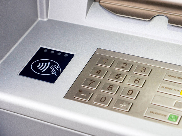 Nova máquina de caixa automática ATM moderna com sinal sem contato
  - Foto, Imagem
