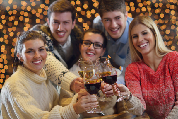 Ομάδα χαρούμενος νεαρός ποτό κρασί σε πάρτι - Φωτογραφία, εικόνα