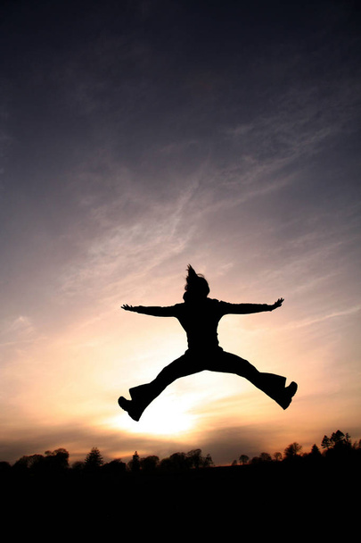 Прыжок для радости - выстрел силуэта
 - Фото, изображение