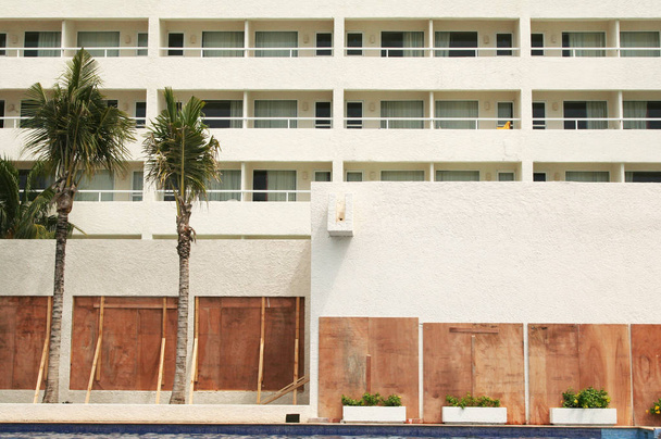 Hotel evacuato con finestre abbordate pronto per l'uragano
 - Foto, immagini
