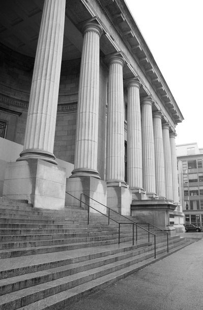 裁判所のステップと柱 - 写真・画像