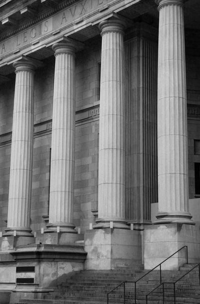 Étapes et piliers du palais de justice
 - Photo, image