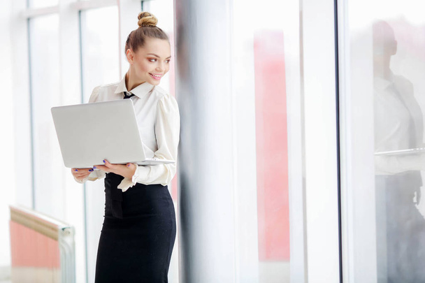 beautiful business woman posing with laptop  - Фото, изображение