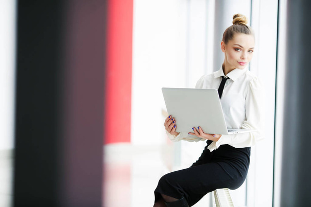 beautiful business woman posing with laptop  - Foto, afbeelding