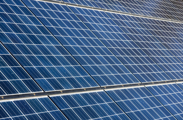 電力生産のための太陽光発電の太陽電池パネルのシリーズ - 写真・画像