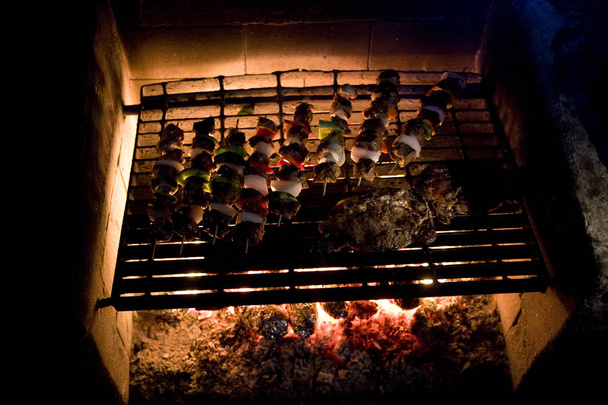 Shish Kabobs et steak sur barbecue extérieur la nuit
 - Photo, image